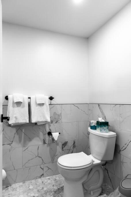 The Phenix Historic Dtwn Hotel, King Bed, Room # 309 班戈 外观 照片